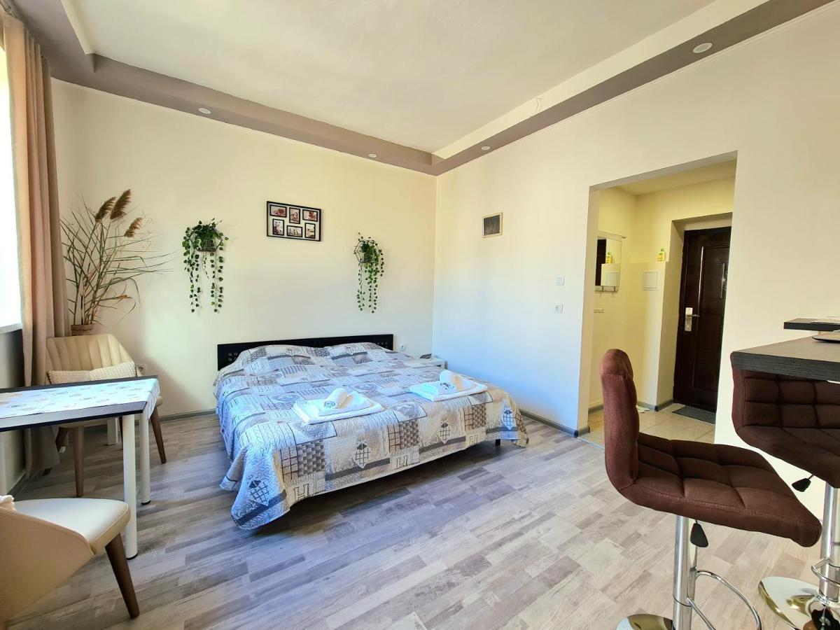 Студио В Центъра На Бургас Apartment Exterior photo